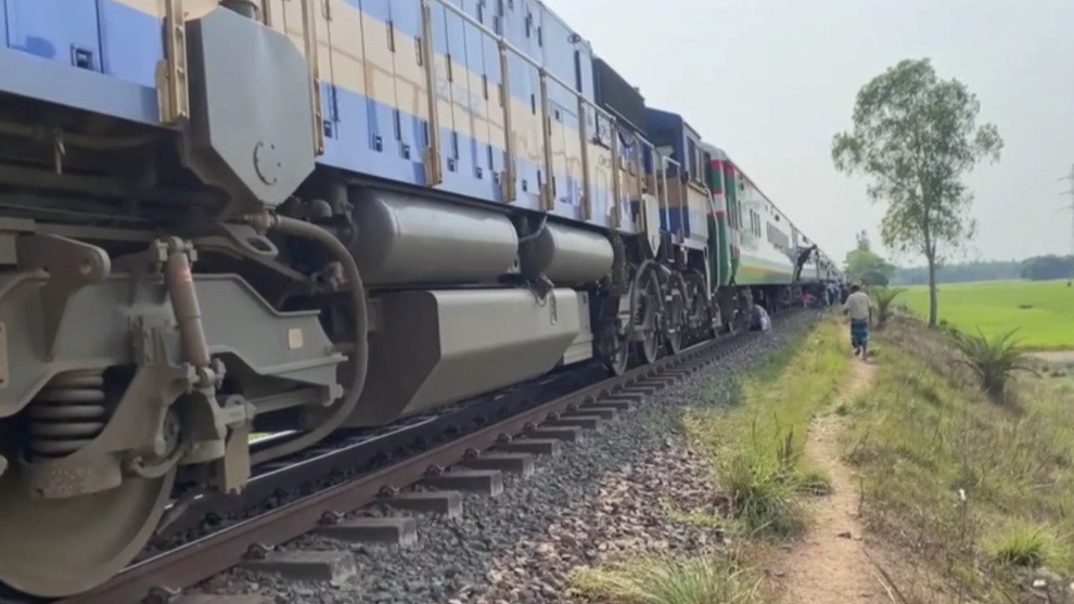 গাজীপুরে ট্রেন লাইনচ্যুত, ট্রেন চলাচল বন্ধ