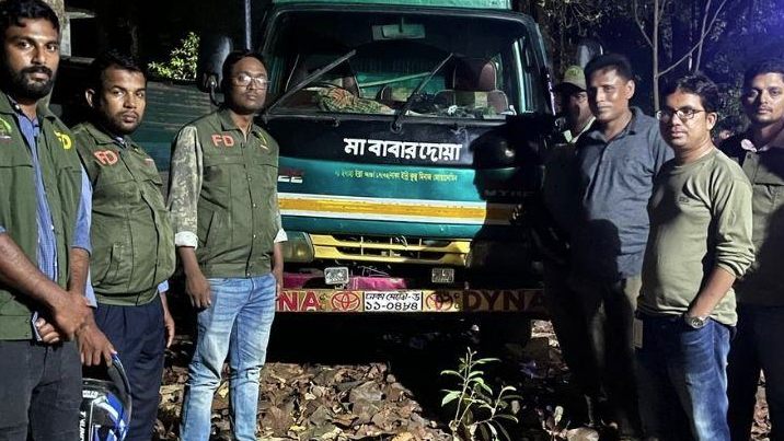 উখিয়ায় মাটি পাচারের ডাম্পার জব্দ