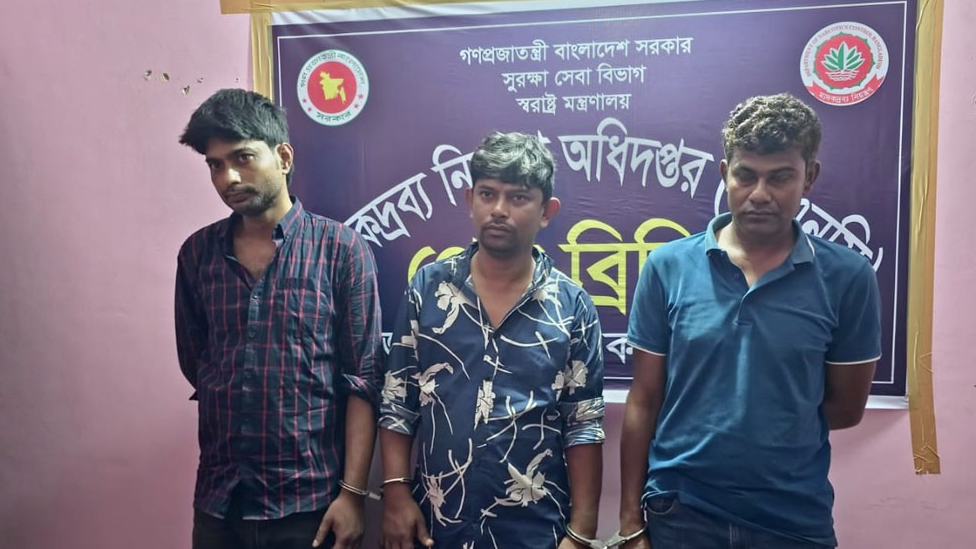 ইয়াবা নিয়ে পুলিশ সদস্যসহ আটক ৩