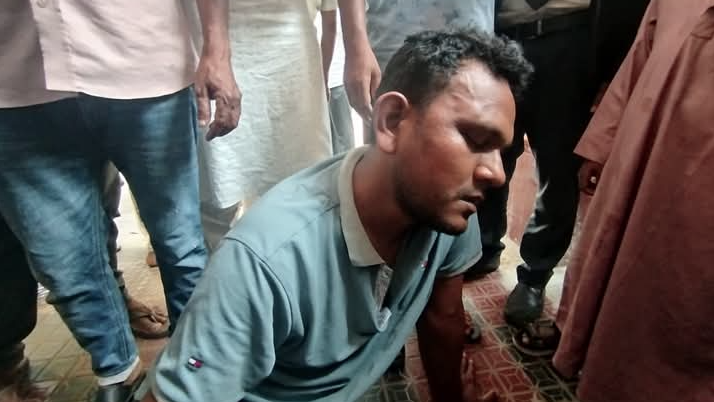 ছাত্রীকে যৌন হয়রানির অভিযোগে শিক্ষককে পুলিশে দিলো জনতা