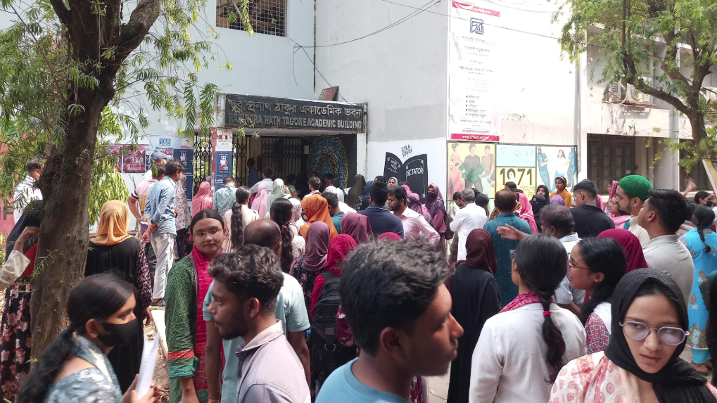 রাবির 'এ' ইউনিটের ভর্তি পরীক্ষা শুরু, প্রতি আসন লড়ছেন ৫১ শিক্ষার্থী