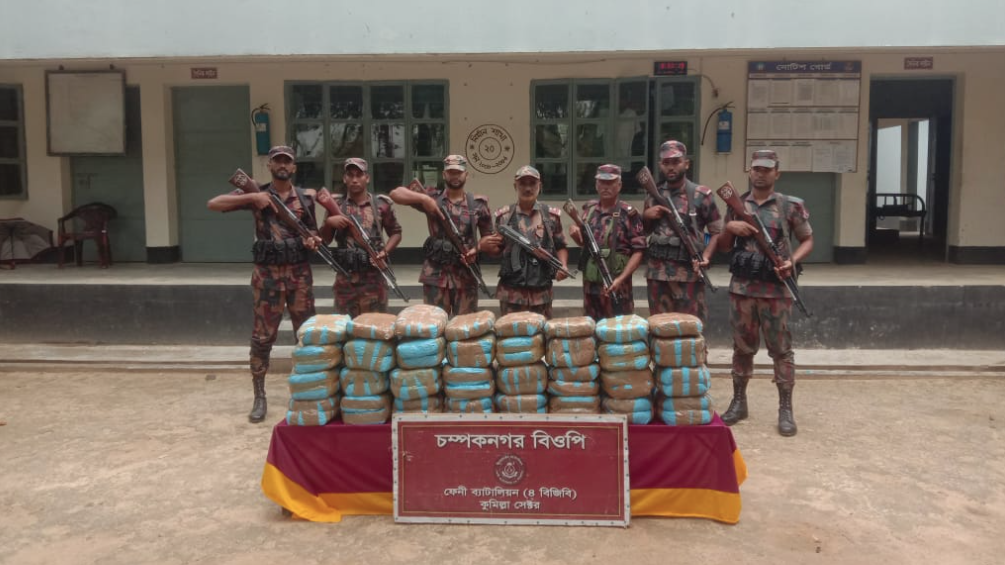 বিজিবি দেখে ৭৬ কেজি গাঁজা রেখে পালাল চোরাকারবারি!