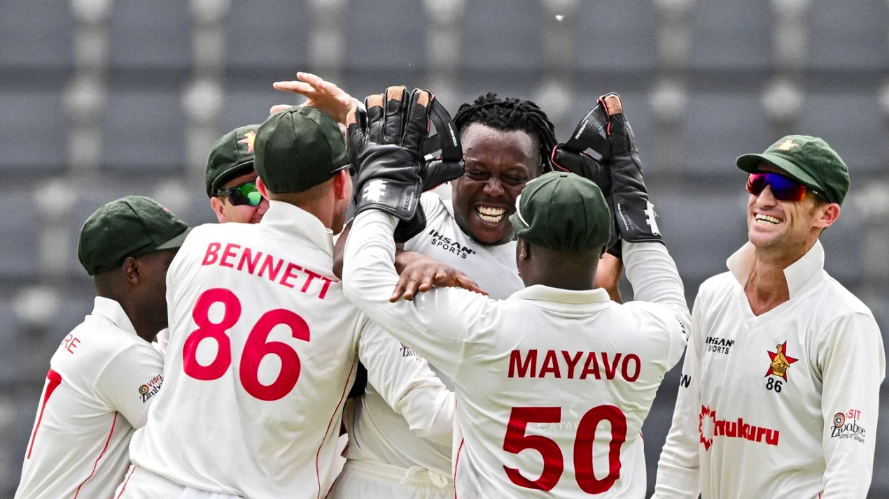 বোলিংয়ের পর ব্যাট হাতেও ১ম দিন জিম্বাবুয়ের