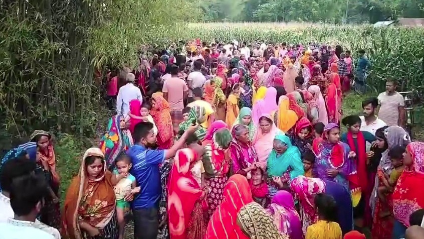 কবরের ওপর থেকে হাত-পা বাঁধা নারীর মরদেহ উদ্ধার 