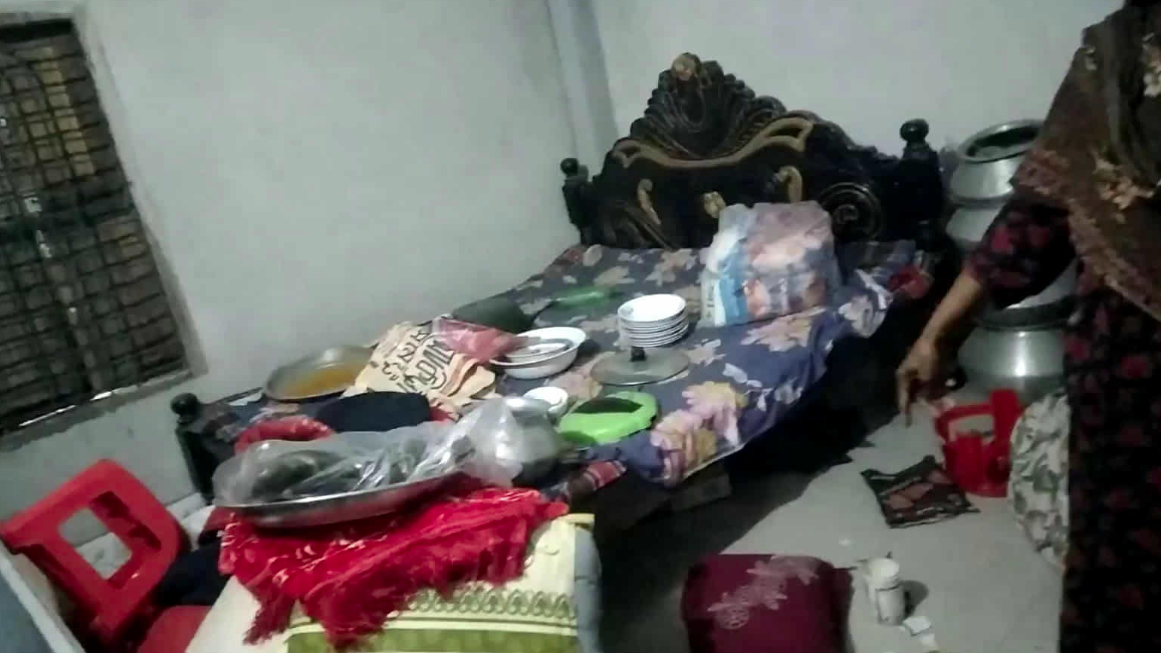 গভীর রাতে প্রবাসীর বাড়িতে ডাকাতি