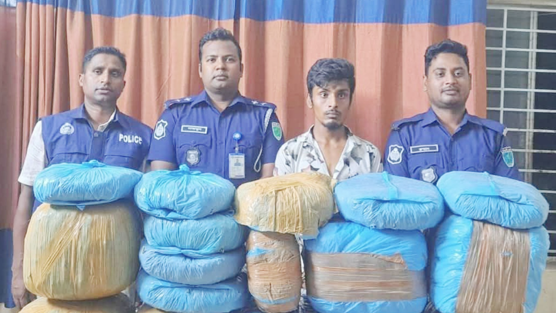 ৪০ কেজি গাঁজাসহ কারবারি গ্রেফতার