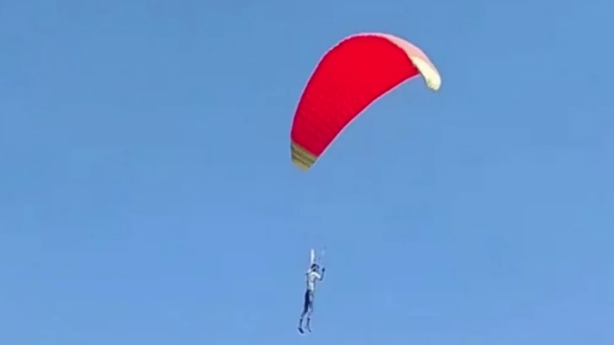 নিজের তৈরি প্যারাগ্লাইডারে আকাশে উড়লেন মারুফ