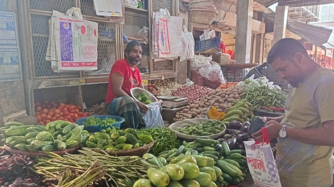 সবজির বাজার ঊর্ধ্বমুখী, অস্বস্তি মাছের বাজারেও