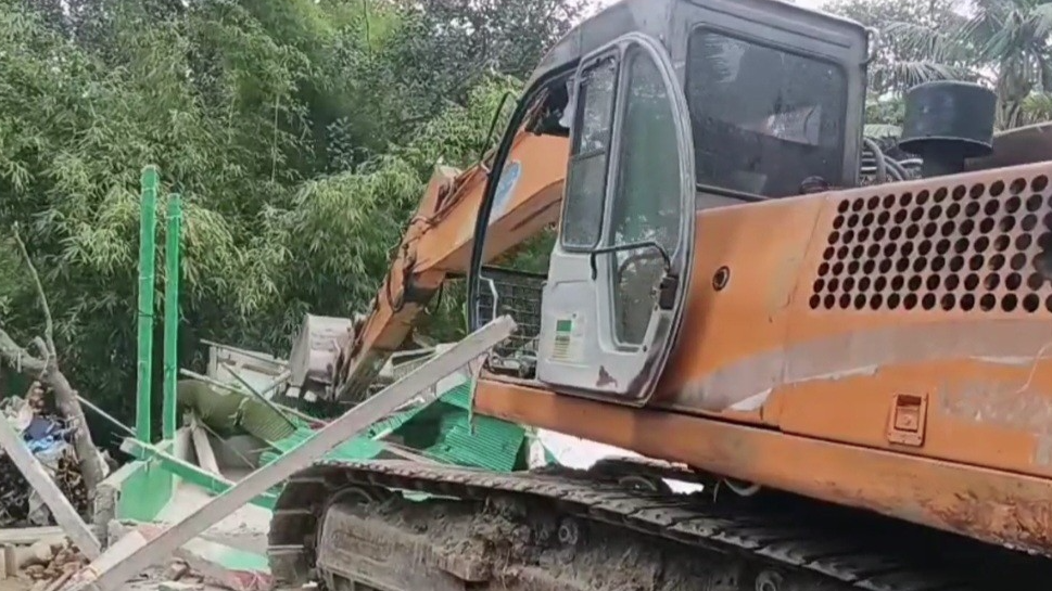 গাজীপুরে বনভূমিতে অবৈধ স্থাপনা উচ্ছেদে অভিযান