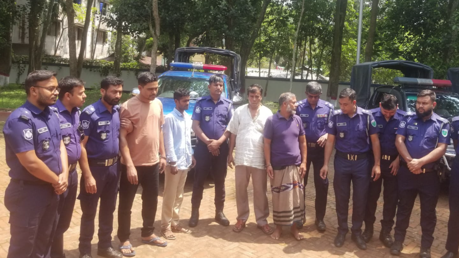 মৌলভীবাজারে ডাকাতির ঘটনায় স্বর্ণালংকার ও অস্ত্রসহ গ্রেফতার ৭