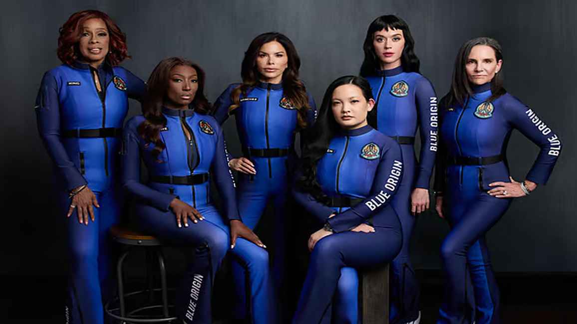 মহাকাশ ভ্রমণ করে এলেন তারকা কেটি পেরিসহ ছয় নারী