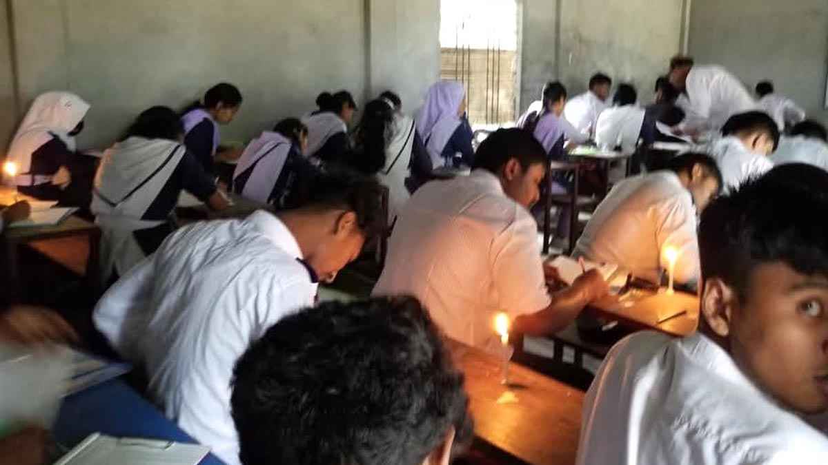 ঠাকুরগাঁওয়ে মোমবাতির আলোয় পরীক্ষা দিলো শিক্ষার্থীরা