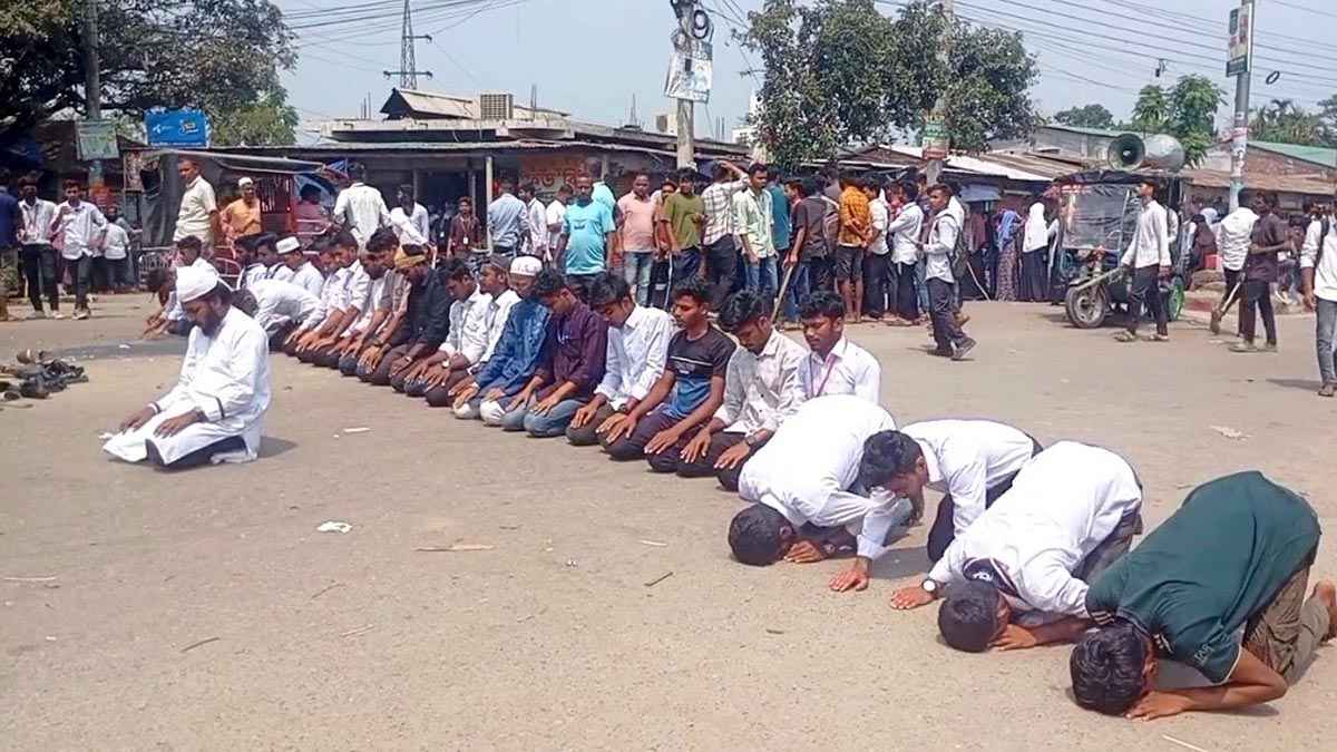 ঠাকুরগাঁওয়ে ৬ দফা দাবিতে শিক্ষার্থীদের বিক্ষোভ, সড়কে নামাজ আদায়