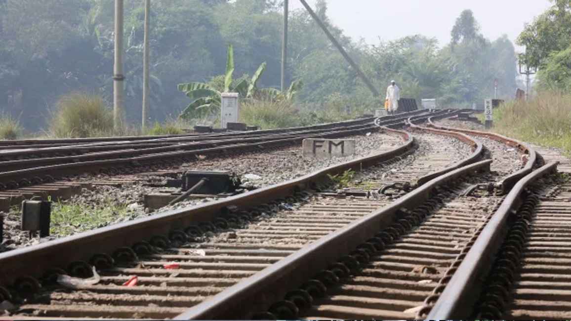 আত্মহত্যার জন্য রেলস্টেশনে দিনভর অপেক্ষা, ট্রেন পৌঁছাতেই ঝাঁপ