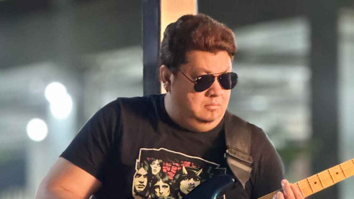 শাহ হামজার কণ্ঠে ‘মিলন হবে কত দিনে’