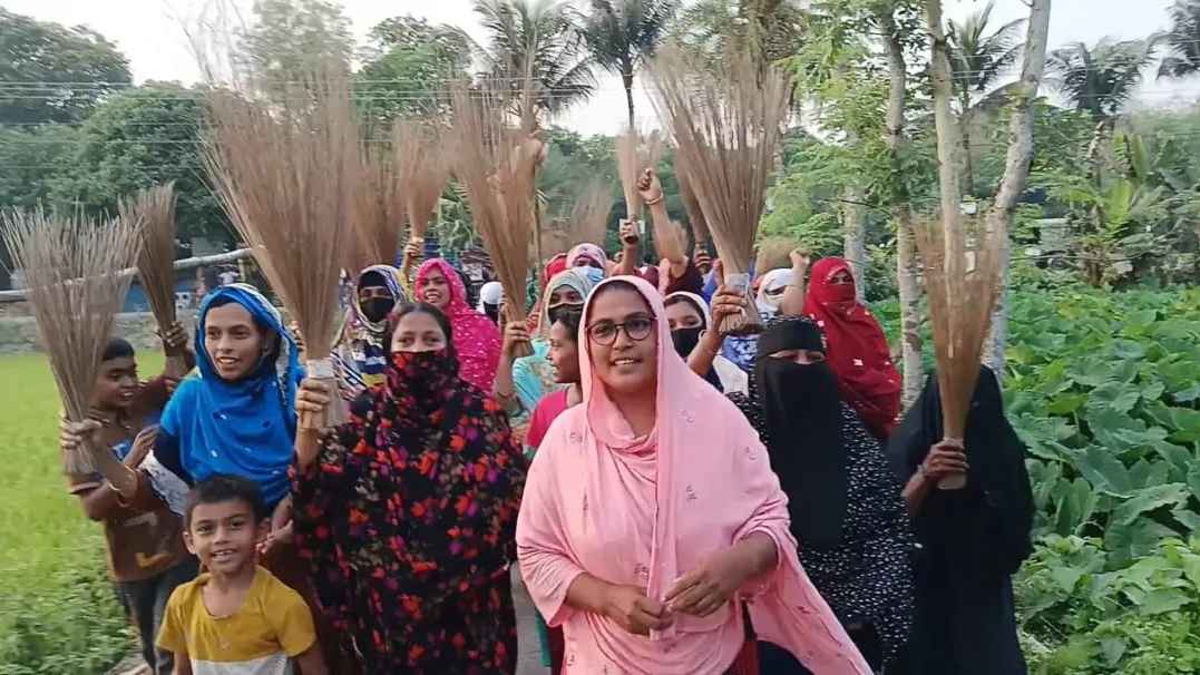 যুবদল নেতার ওপর হামলা, শাস্তির দাবিতে ঝাড়ু মিছিল