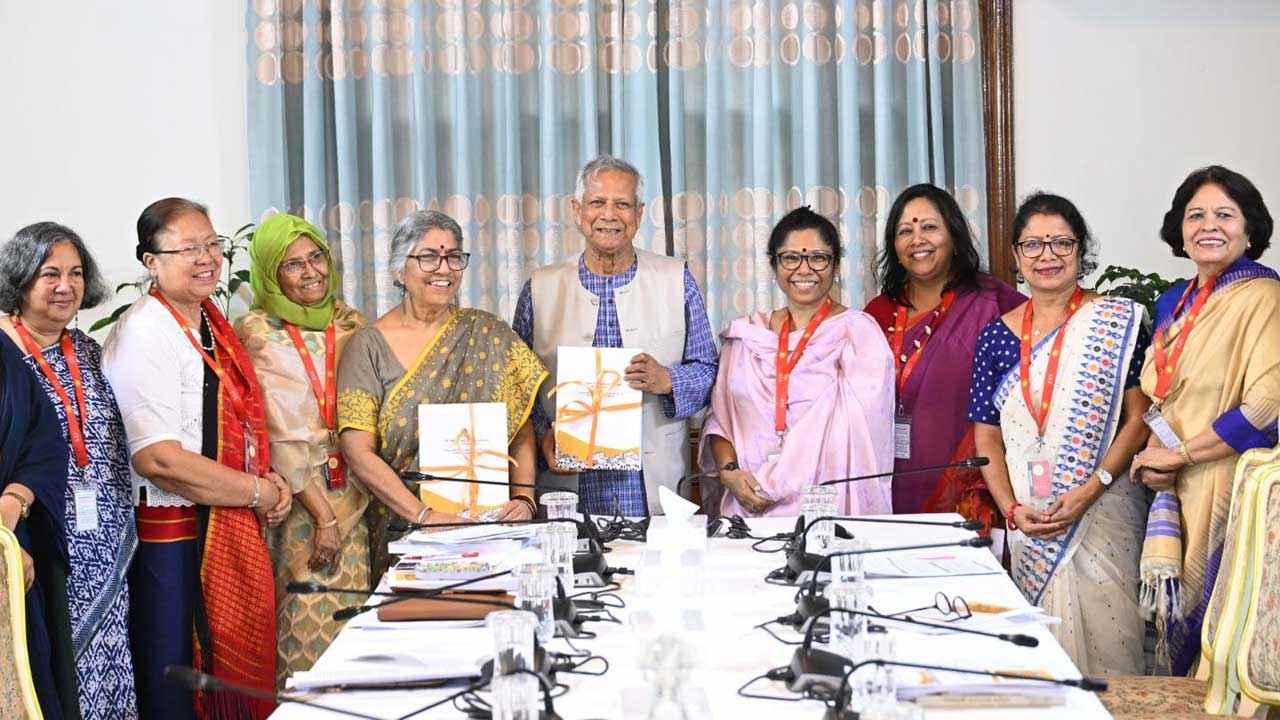নারী বিষয়ক সংস্কার কমিশনের প্রতিবেদন প্রধান উপদেষ্টার কাছে জমা