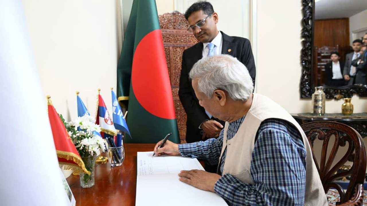 রোমে বাংলাদেশ হাউস পরিদর্শন করলেন প্রধান উপদেষ্টা