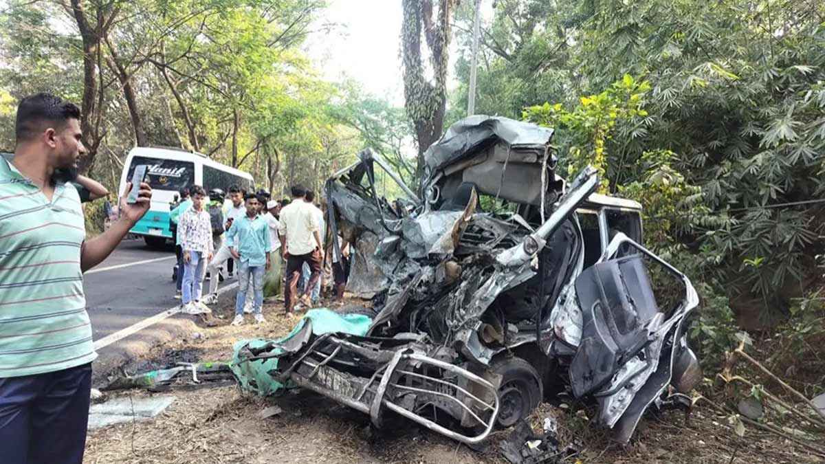 চট্টগ্রামের লোহাগাড়ায় বাস-মাইক্রোবাসের সংঘর্ষে ৭ জন নিহত