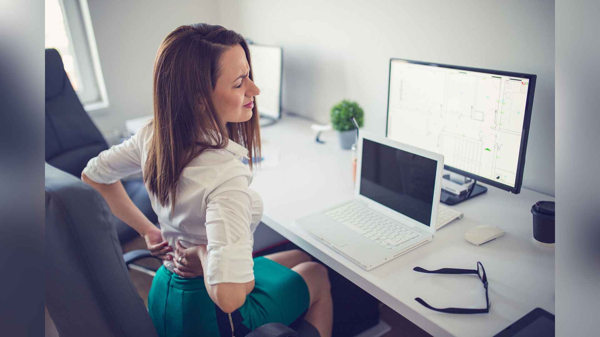 কোমর ব্যথায় বাড়ে ‘ডেস্ক জব’, সামলাতে করণীয়