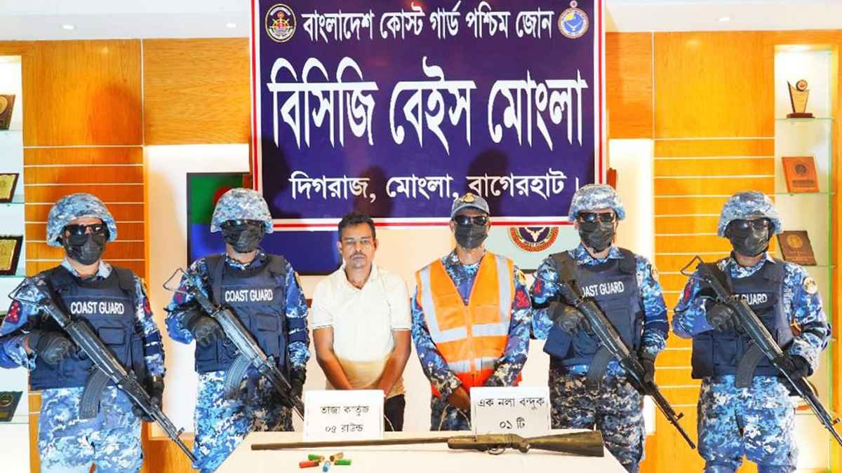 সুন্দরবনে কোস্ট গার্ডের অভিযান, অস্ত্রসহ বনদস্যু আটক