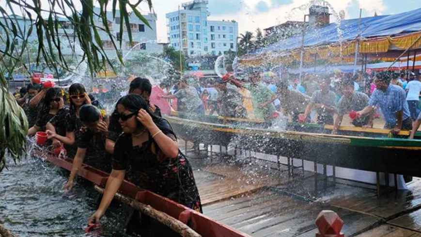 বান্দরবানে বর্ণিল আয়োজনে শেষ হলো মৈত্রী পানি বর্ষণ উৎসব