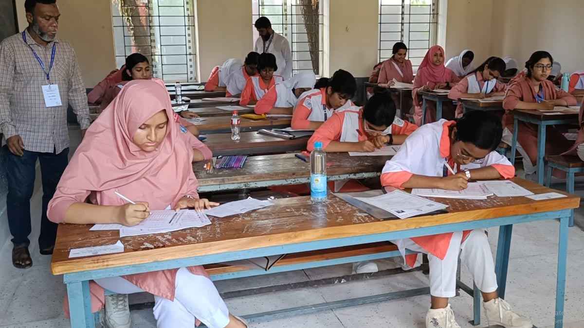 এসএসসির প্রথমদিনে বরিশাল বোর্ডে অনুপস্থিত ১০৩৩ জনদ