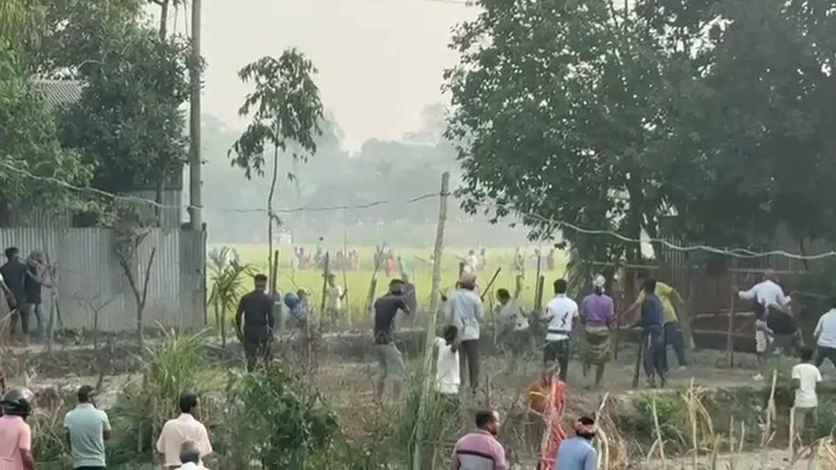 ব্রাহ্মণবাড়িয়ায় দুপক্ষের সংঘর্ষে ৩০ জন আহত, ২৫ বাড়ি লুট