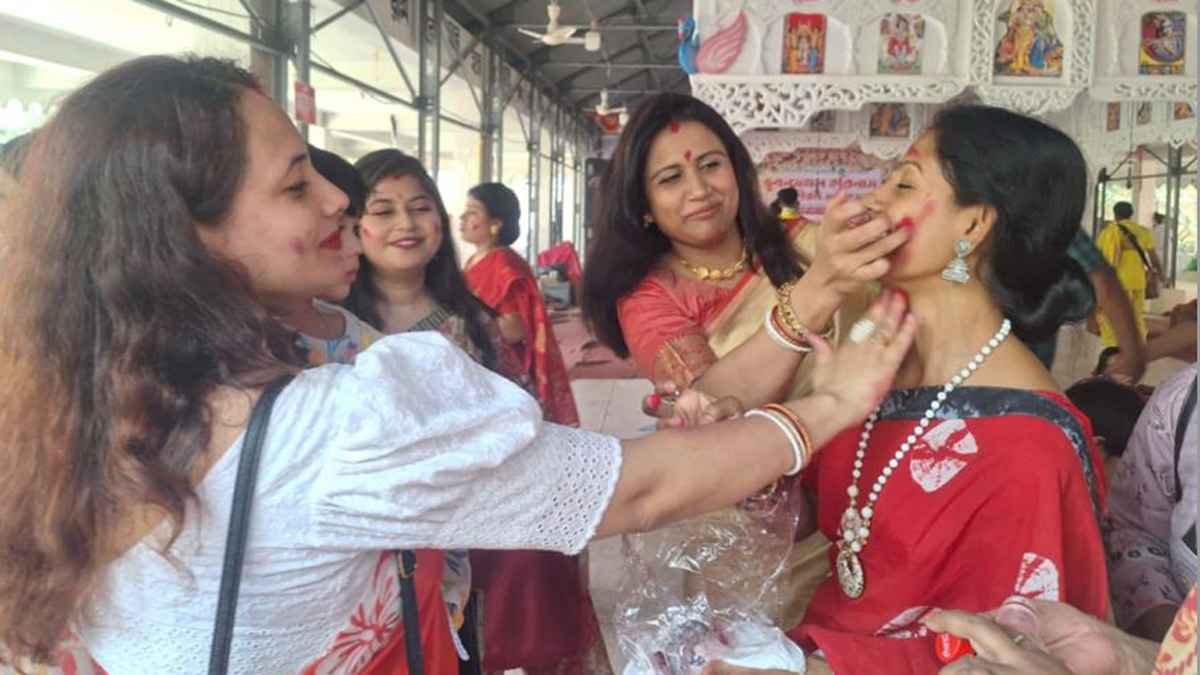 ব্রাহ্মণবাড়িয়ায় সিঁদুর খেলায় মেতেছেন হিন্দু সম্প্রদায়ের রমনীরা