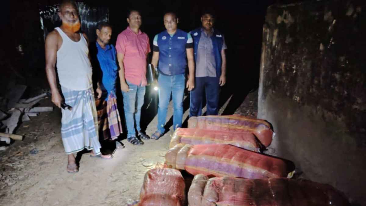 রাস্তায় ৮০ কেজি গাঁজা ফেলে পালিয়ে গেল কারবারি