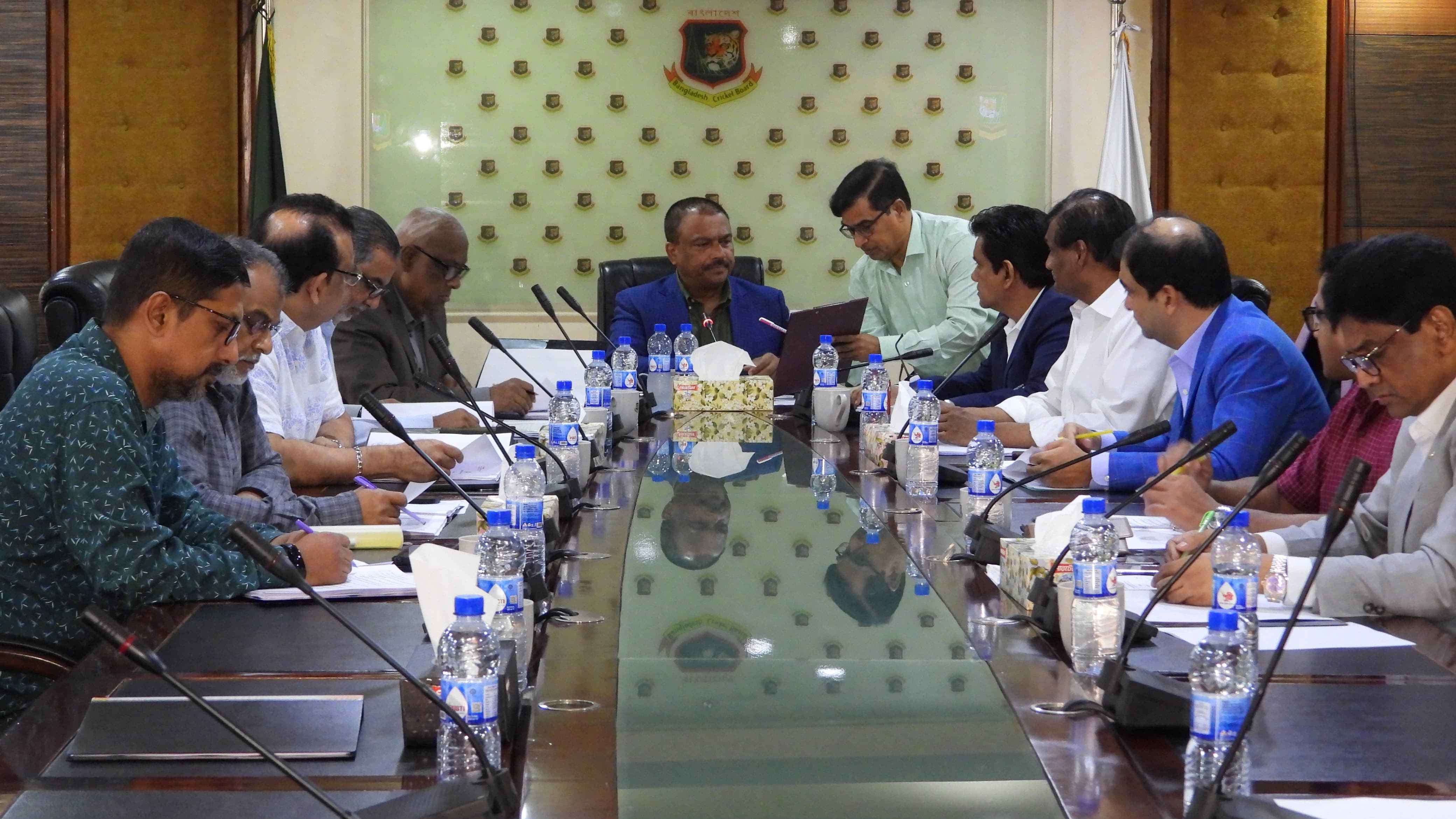 হঠাৎ জরুরি বোর্ড মিটিং ডেকেছে বেসামাল বিসিবি