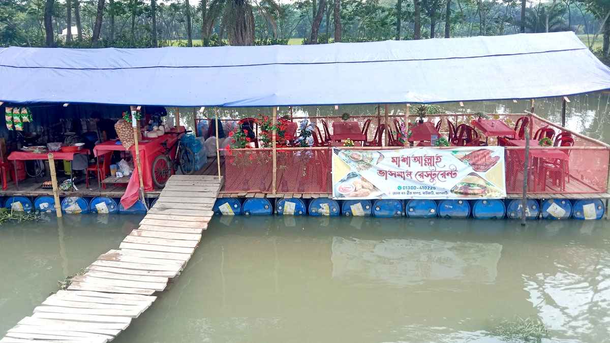 ঝালকাঠিতে তাক লাগিয়েছে সুজনের ভাসমান রেস্টুরেন্ট