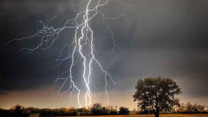 পাঁচ জেলায় বজ্রপাতে ১১ জনের মৃত্যু