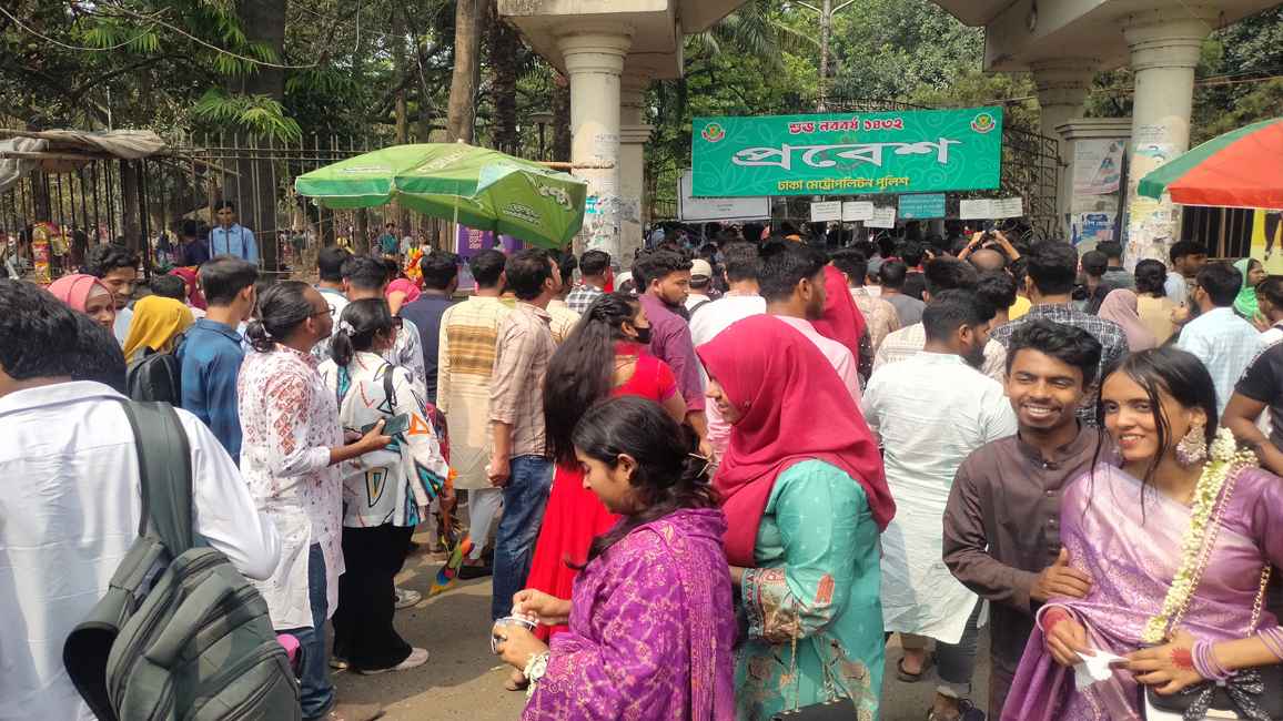 বৈশাখের বিকেলে রমনাপার্কে দর্শনার্থীদের ভিড়