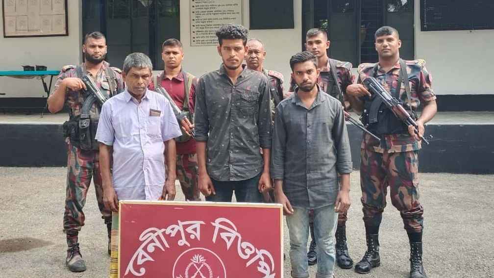 ঝিনাইদহ সীমান্তে বিজিবির অভিযানে নারী-শিশুসহ ১১ বাংলাদেশি গ্রেফতার