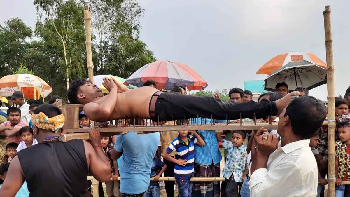 শত বছরের চড়ক পূজায় শিবের ভক্তদের শারীরিক কসরত