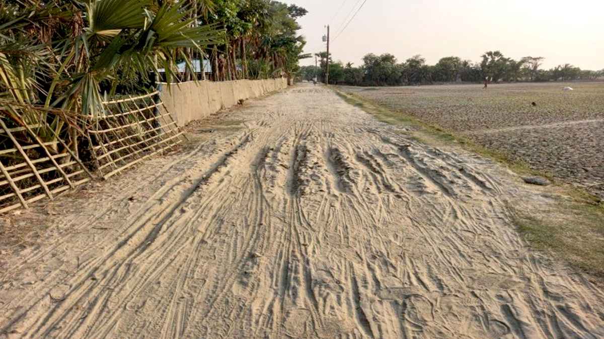 কয়রায় রাস্তা খুঁড়ে উধাও ঠিকাদার, ধুলা-কাদা নিয়ে জনদুর্ভোগ