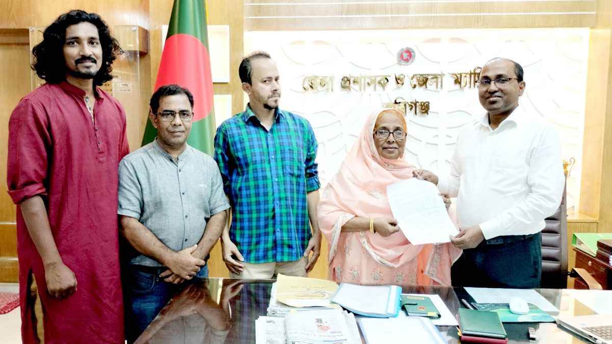 হবিগঞ্জে শতবর্ষী গাছ কাটার প্রতিবাদে ডিসিকে স্মারকলিপি প্রদান