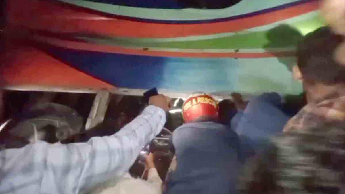 মাজার জিয়ারত শেষে ফেরার পথে বাস উল্টে বৃদ্ধা নিহত