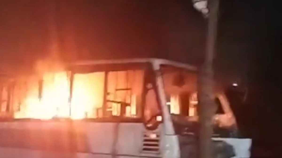 গাজীপুরে সড়ক দুর্ঘটনায় শিশুর মৃত্যু, বাসে জনতার আগুন