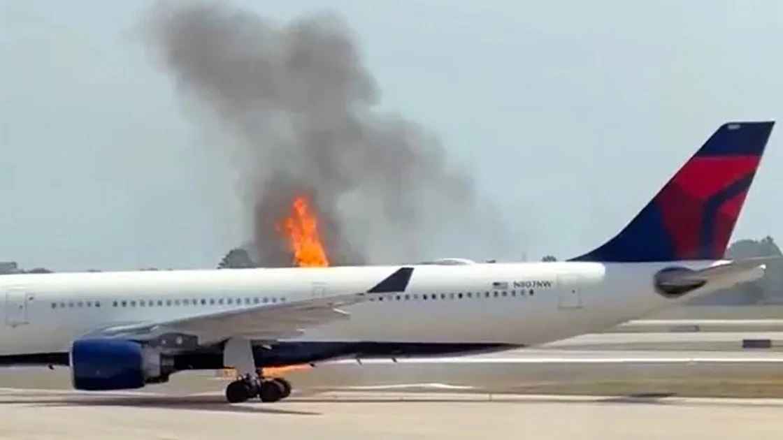 অল্পের জন্য রক্ষা পেলেন মার্কিন বিমানের ২৯৪ আরোহী