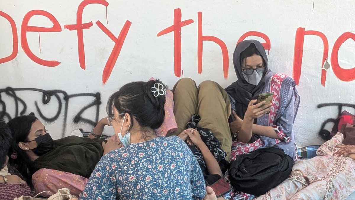 চবির চারুকলা শিক্ষার্থীরা ২৪ ঘণ্টাতেও অনশন ভাঙেনি