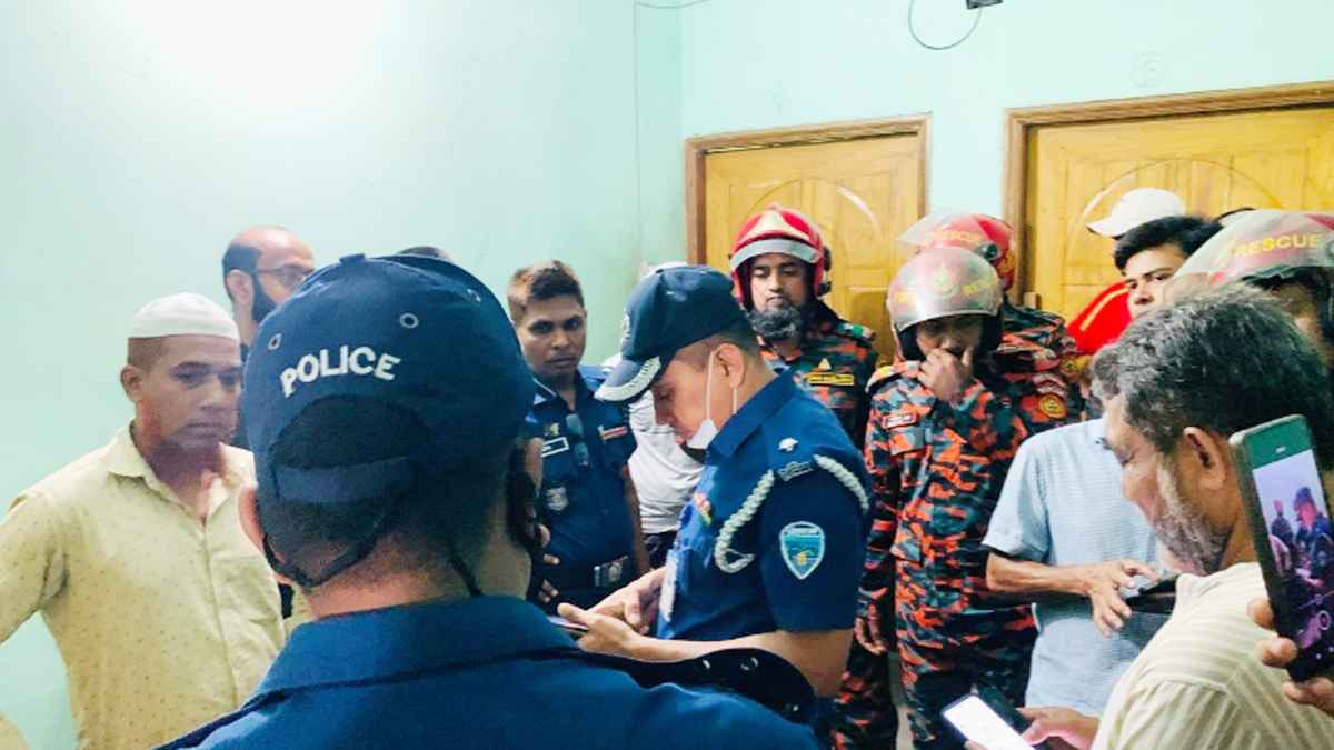শাহরাস্তিতে ব্যাংক কর্মকর্তার ঝুলন্ত মরদেহ উদ্ধার