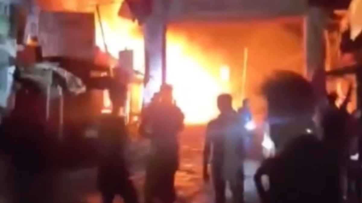 চাঁদপুরে মধ্যরাতে আগুনে পুড়েছে ১১ ব্যবসা প্রতিষ্ঠান