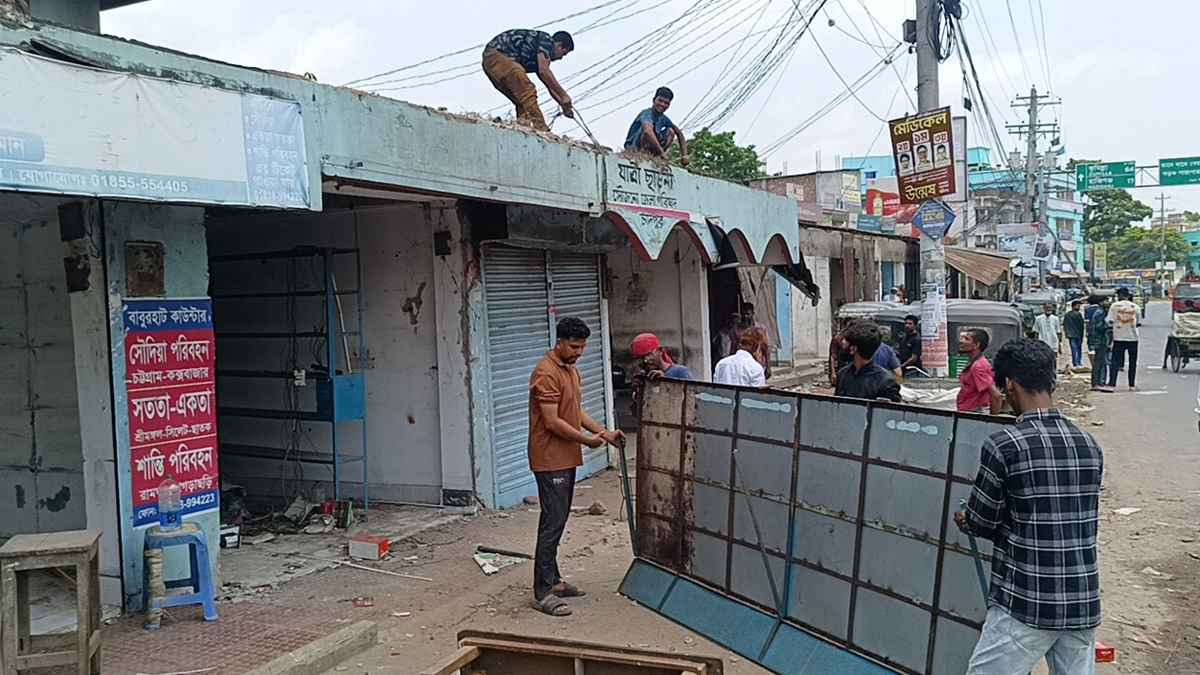 চাঁদপুরে উচ্ছেদের খবরে শতাধিক দোকানঘর সরিয়ে নিলেন ব্যবসায়ীরা