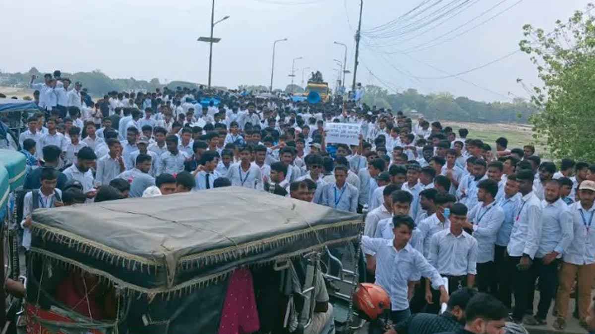 চাঁপাইনবাবগঞ্জে পলিটেকনিক শিক্ষার্থীদের মহাসড়ক অবরোধ