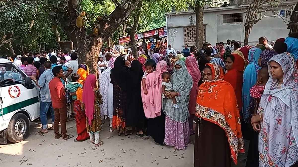 বাবার সম্পত্তি লিখে নেয় ছেলেরা, দাফনে বাধা স্ত্রী-কন্যার