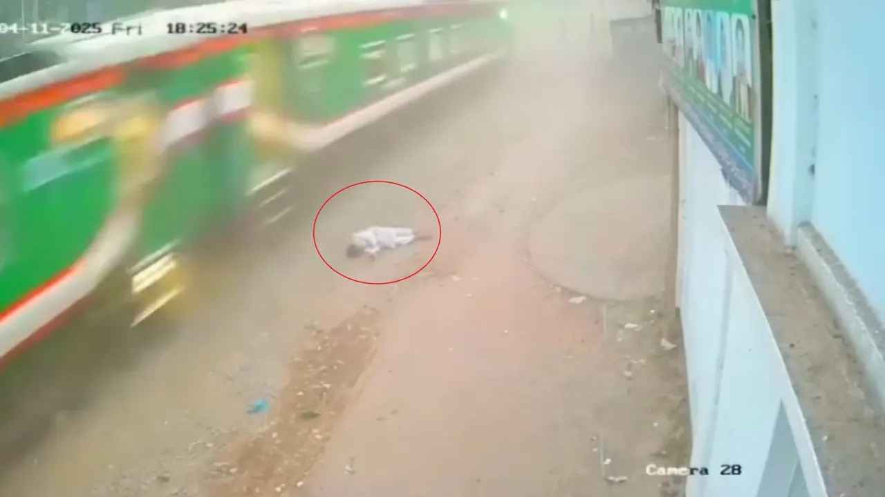 জামালপুরে চলন্ত ট্রেন থেকে ছিটকে পড়ল শিশু