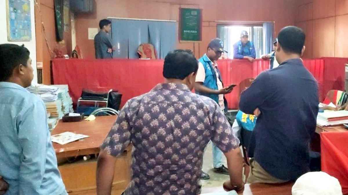 চিরিরবন্দর সাব-রেজিস্ট্রার অফিসে দুদকের অভিযান
