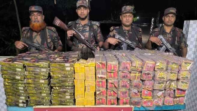 কুমিল্লায় বিপুল পরিমাণ ভারতীয় আতশবাজি জব্দ